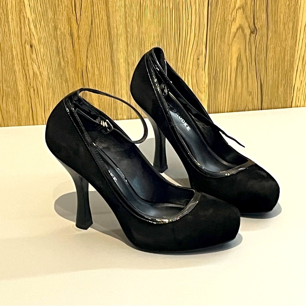 Black patent high heel pumps with strap